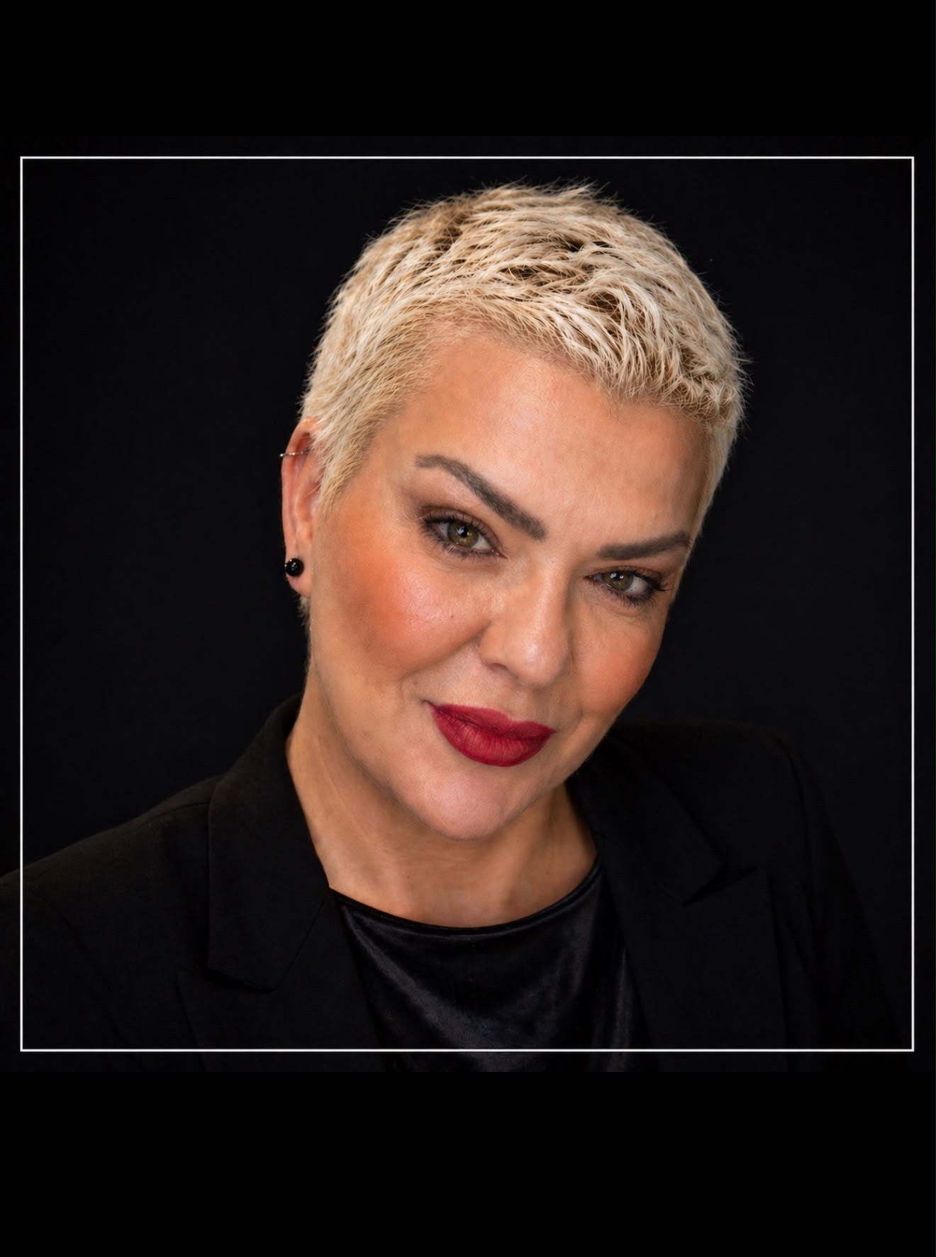 Porträt von Jenny Sever im schwarzen Blazer